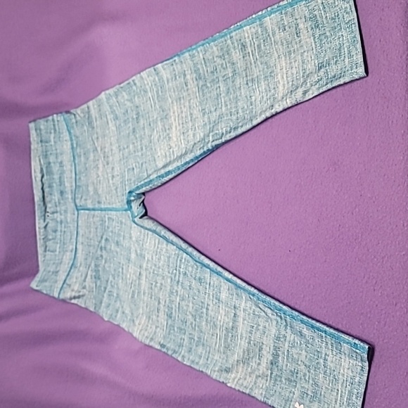 0748. EUC ~ Under Armour ~ Medium ~ Compression Heat Gear ~ Capri ~ Yoga ~ - Picture 1 of 6